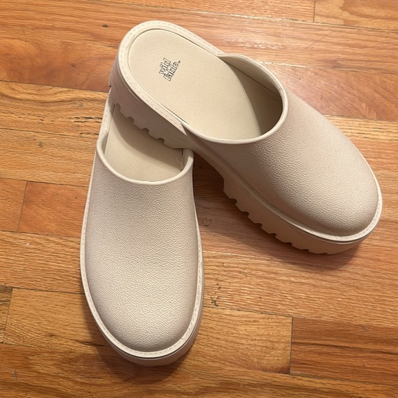 RUBBER LUG SOLE CLOGS - Picture 1 of 8
